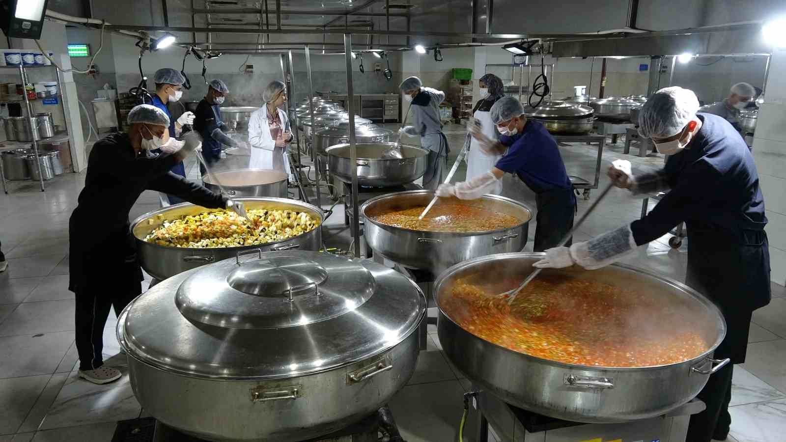 gaziantepte ogrenciler gunde 12 bin kisiye yemek hazirliyor 3