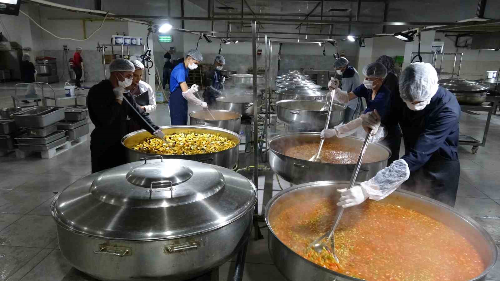 gaziantepte ogrenciler gunde 12 bin kisiye yemek hazirliyor 4 q7gZdAhV