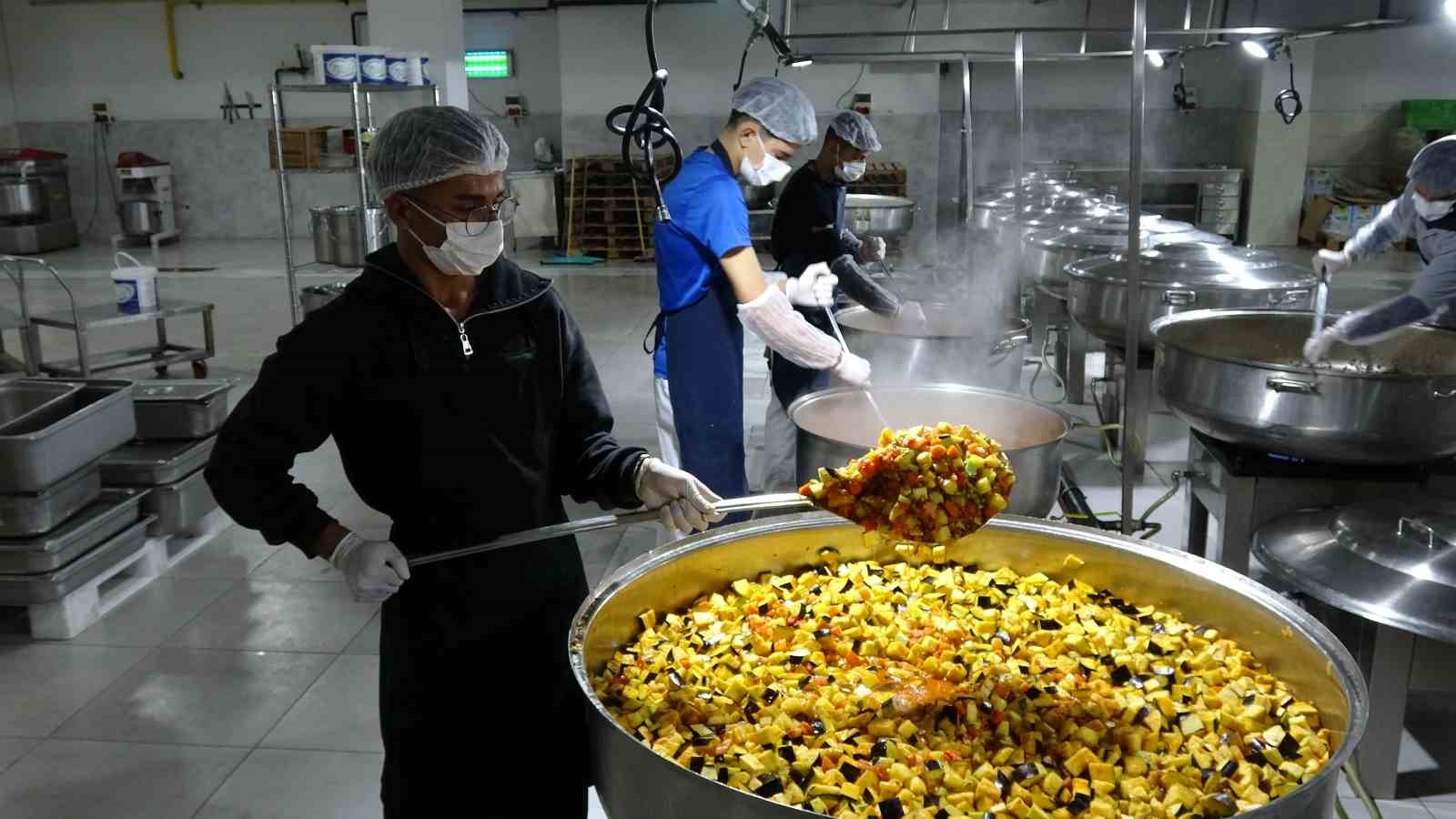 gaziantepte ogrenciler gunde 12 bin kisiye yemek hazirliyor 5 bw4gt5zN