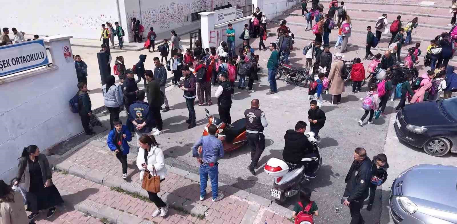 gaziantepte okul cevrelerinde dron destekli siki denetim 1 QX1Hm62b