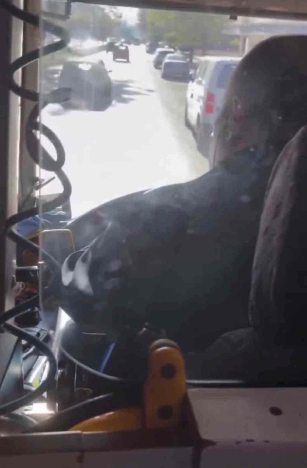 gaziantepte otobus soforu direksiyon basinda video izlerken goruntulendi 1 F6QL74UI
