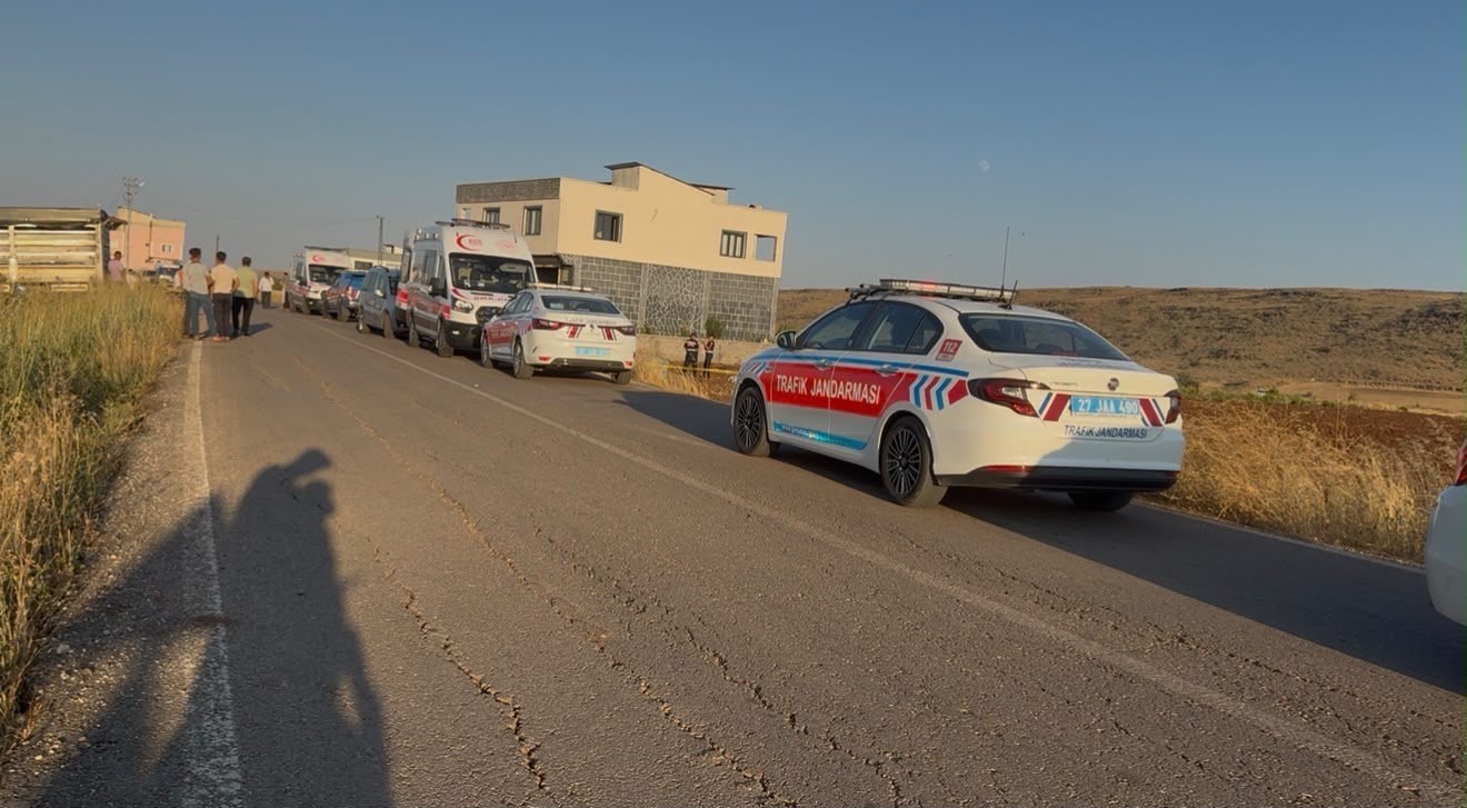 gaziantepte otomobil evin onunde oturanlarin arasina daldi 1 olu 5 yarali 0 Nuial1GO
