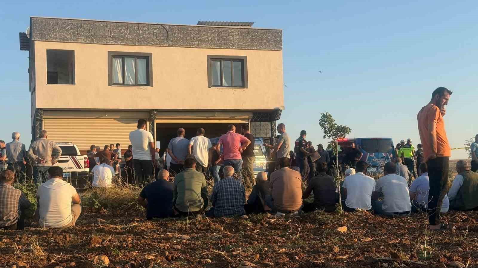 gaziantepte otomobil evin onunde oturanlarin arasina daldi 1 olu 5 yarali 4 aIE5USOn