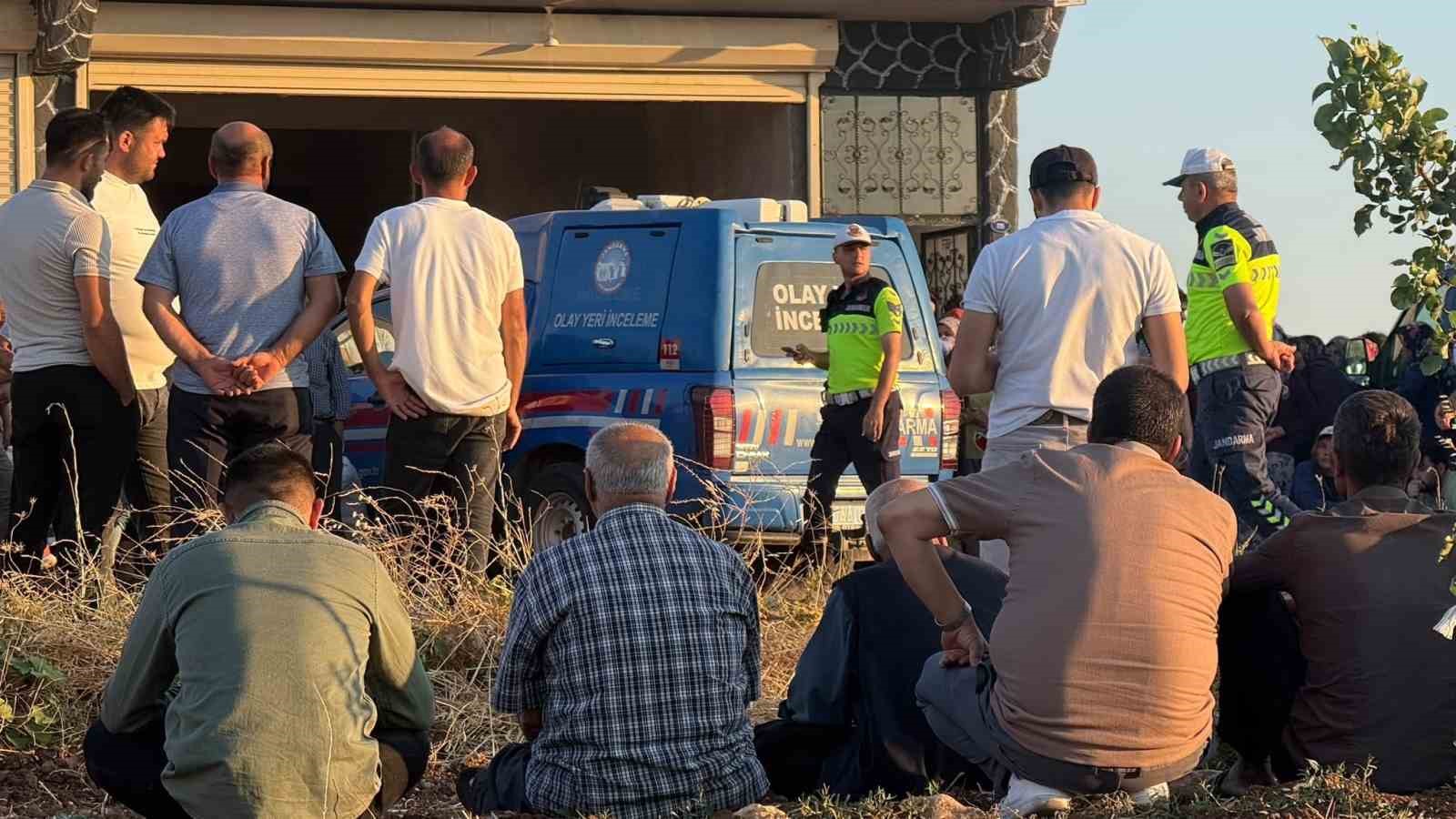 gaziantepte otomobil evin onunde oturanlarin arasina daldi 1 olu 5 yarali 5 6PtGMi7k