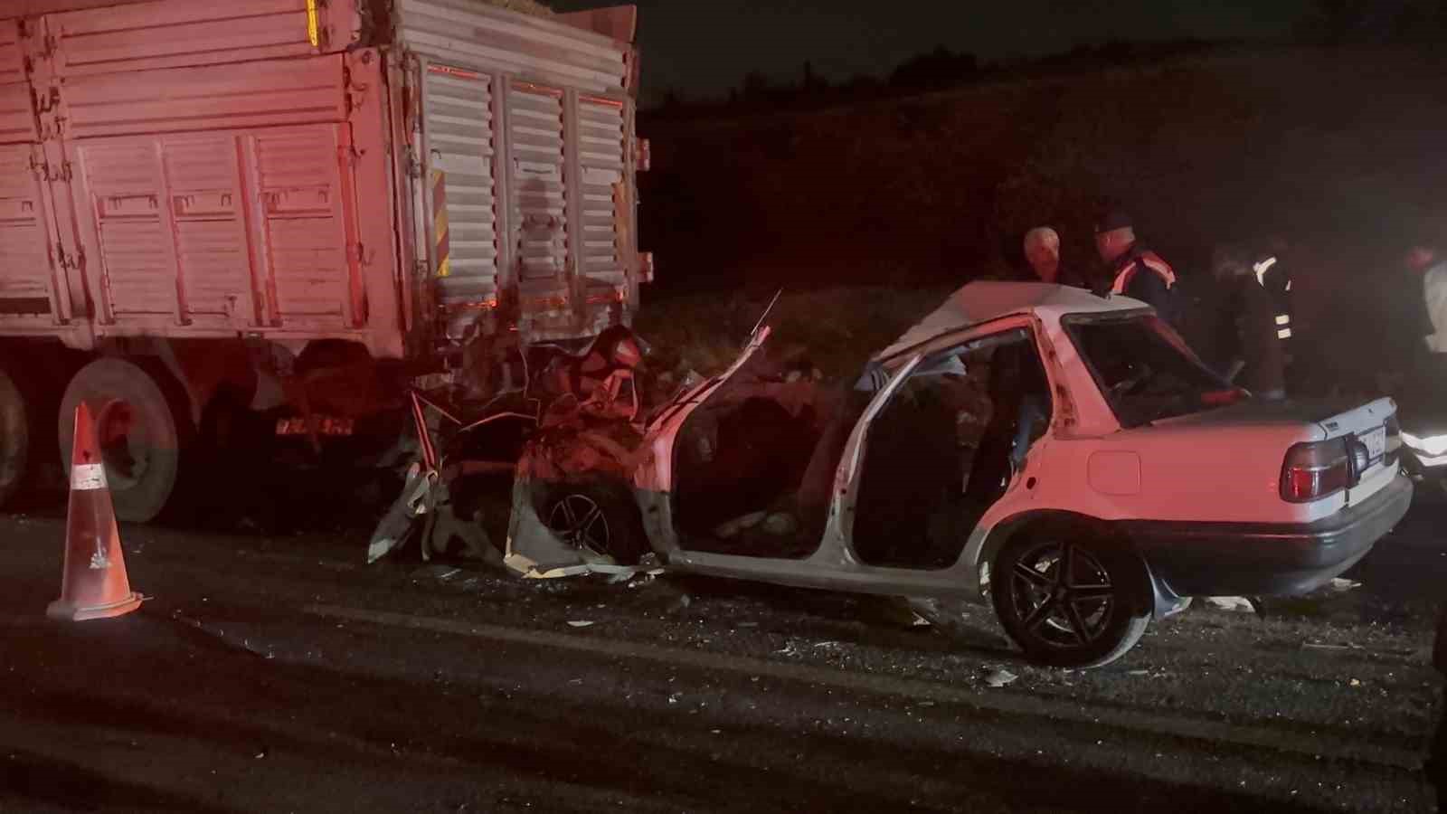gaziantepte otomobil kamyona arkadan carpti 3 olu 1 7sKviOUR