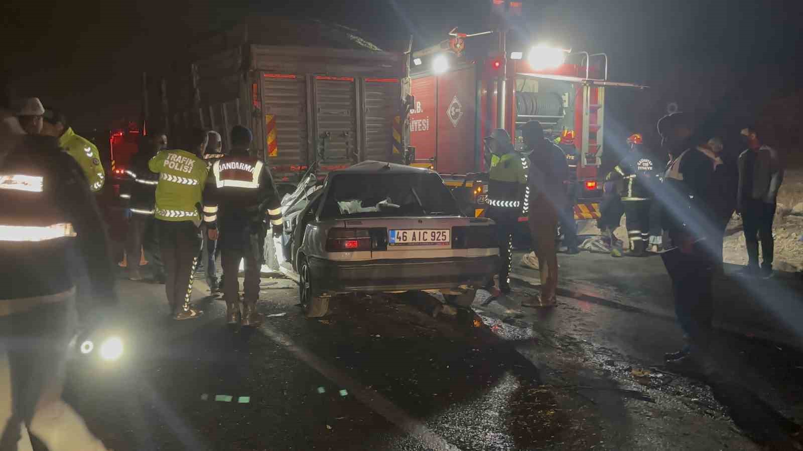 gaziantepte otomobil kamyona arkadan carpti 3 olu 2 BDqVwyiB