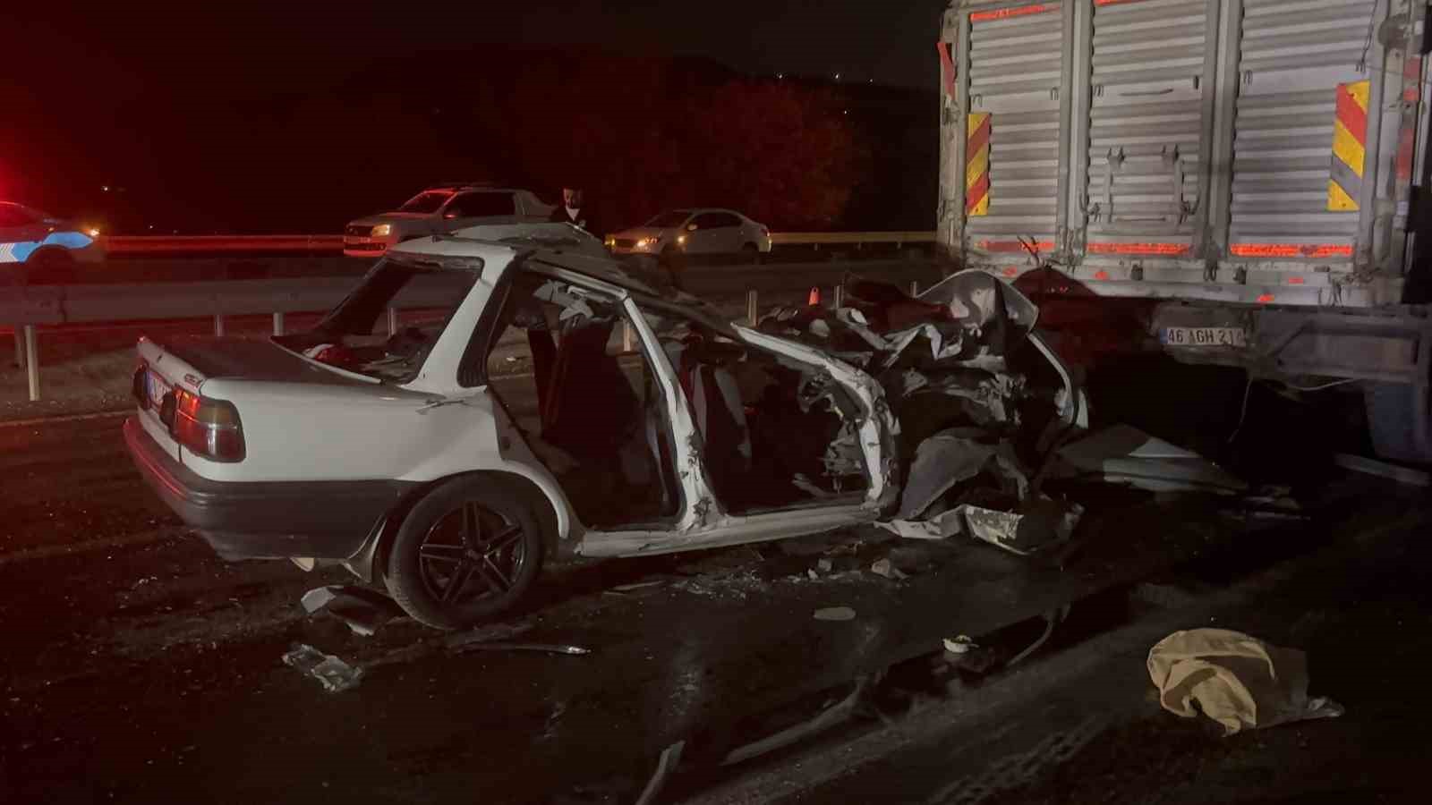 gaziantepte otomobil kamyona arkadan carpti 3 olu 3 4IlkWygX
