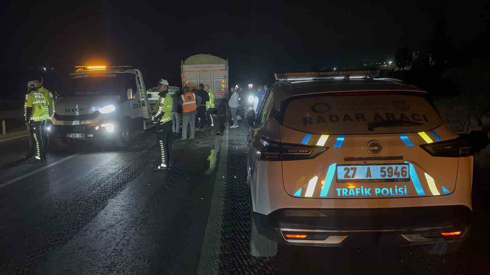 gaziantepte otomobil kamyona arkadan carpti 3 olu 6 FIsCmg9h