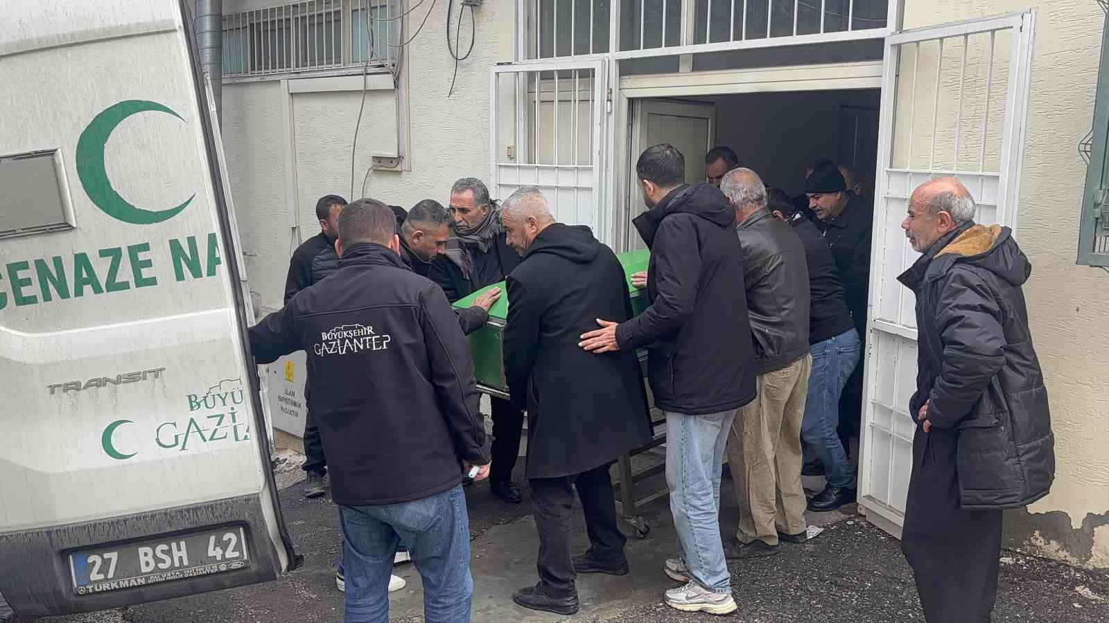 gaziantepte otomobil tira arkadan carpti 3 kardes hayatini kaybetti 3 KhKmkba7