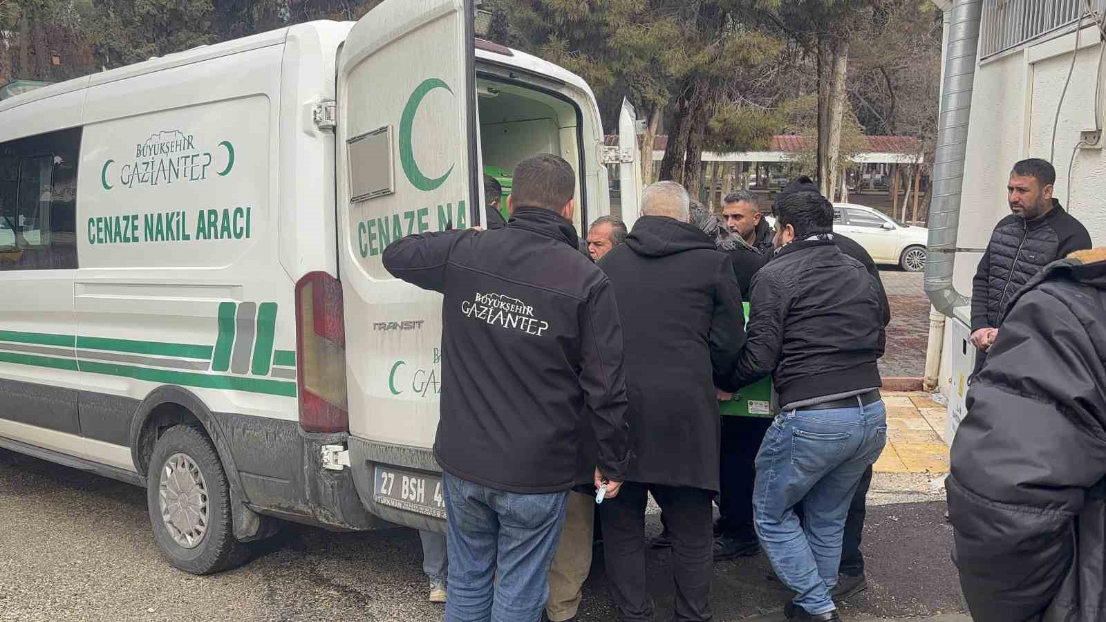 gaziantepte otomobil tira arkadan carpti 3 kardes hayatini kaybetti 4 uACvRHcd