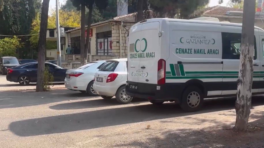 gaziantepte otomobil tira arkadan carpti baba ogul hayatini kaybetti 0 YEYKVZ6g
