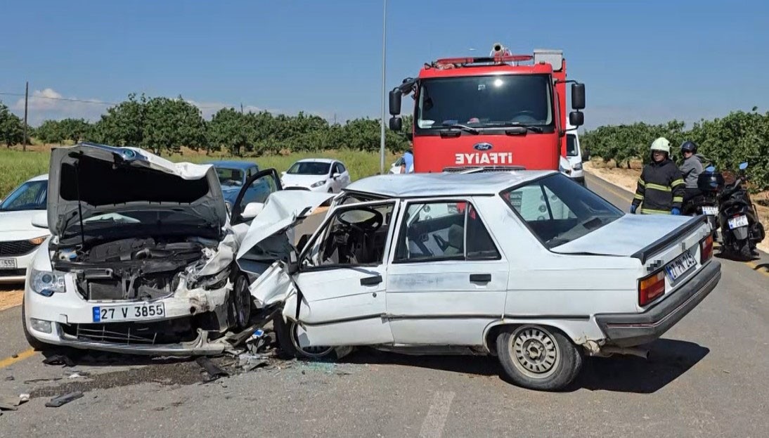 Gaziantep’te otomobiller kafa kafaya çarpıştı: Sürücüler yaralandı 5 gaziantepte otomobiller kafa kafaya carpisti suruculer yaralandi 1 PAQOYgnW