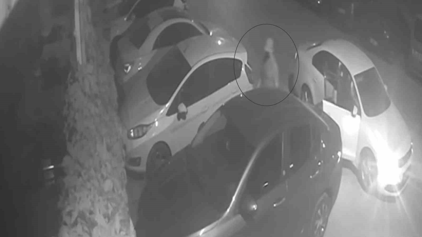 Gaziantep’te park halindeki aracın lastikleri bıçaklandı: O anlar kamerada 4 gaziantepte park halindeki aracin lastikleri bicaklandi o anlar kamerada 0 ln4mFReX