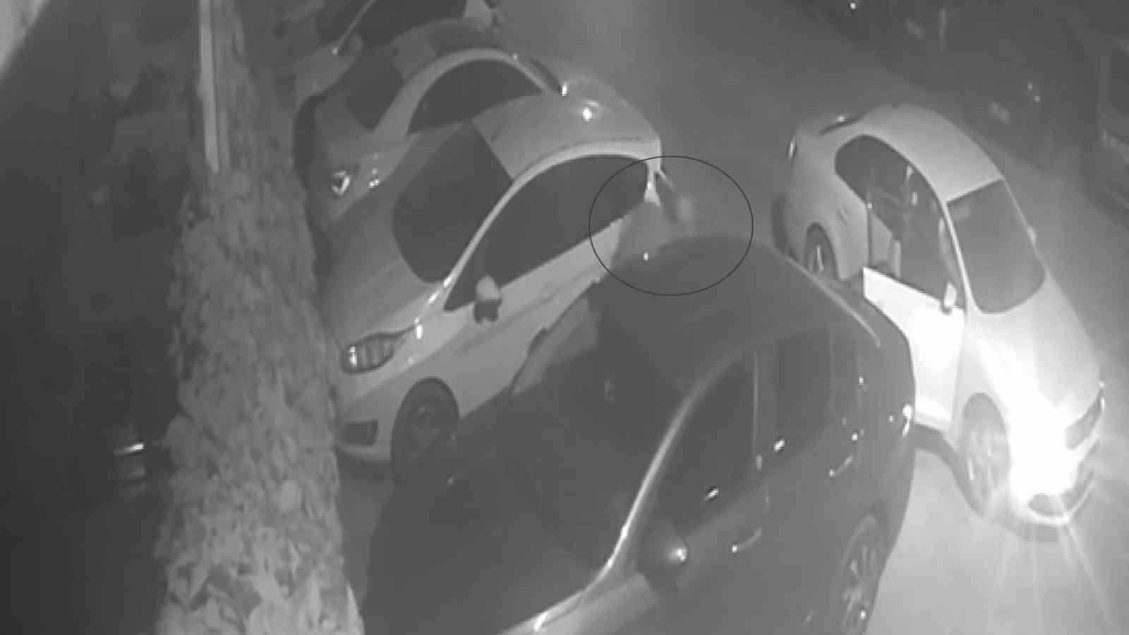 Gaziantep’te park halindeki aracın lastikleri bıçaklandı: O anlar kamerada 6 gaziantepte park halindeki aracin lastikleri bicaklandi o anlar kamerada 2 rYPKyigA