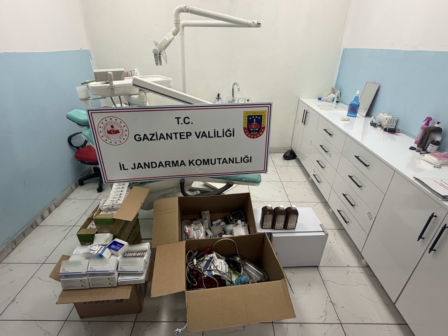 gaziantepte ruhsatsiz dis klinigine jandarma operasyonu 2 sahte doktor yakalandi 0 9ch5nA1y