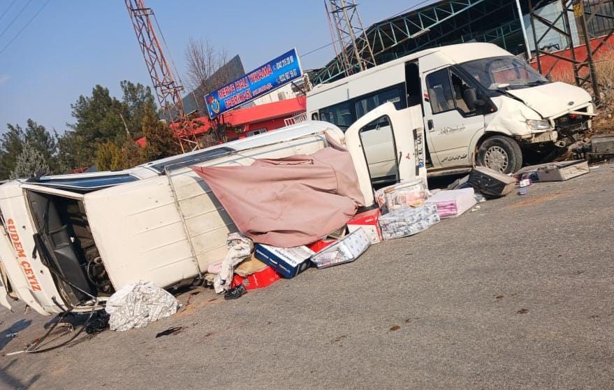 Gaziantep’te servis ile panelvan çarpıştı: Bir kişinin öldüğü feci kaza kamerada 6 gaziantepte servis ile panelvan carpisti bir kisinin oldugu feci kaza kamerada 2