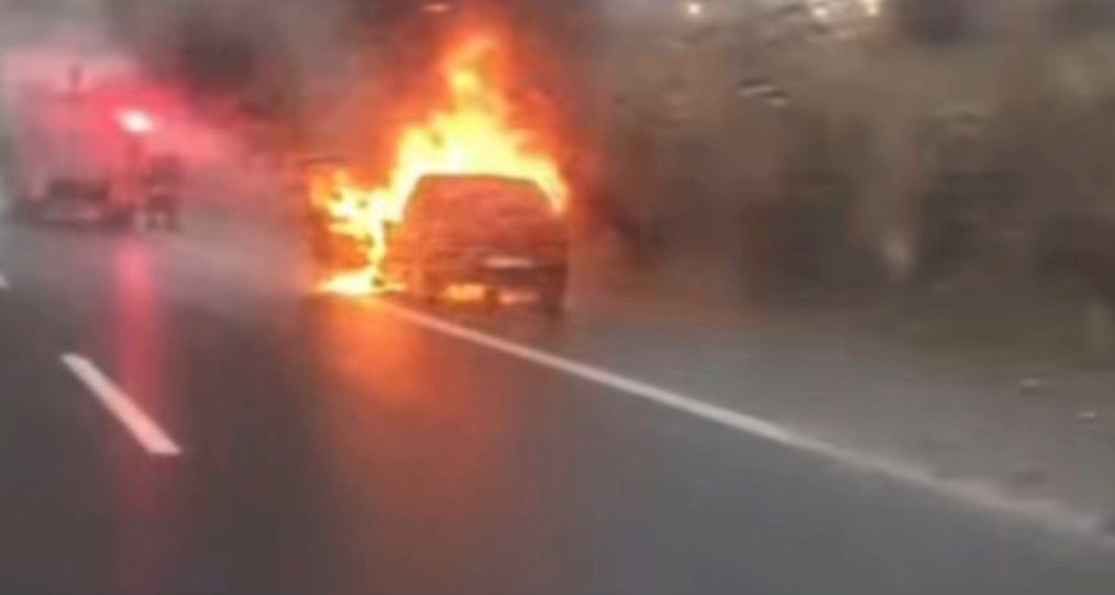 Gaziantep’te seyir halindeki araç alev alev yandı 4 gaziantepte seyir halindeki arac alev alev yandi 0 TOn8RyG3