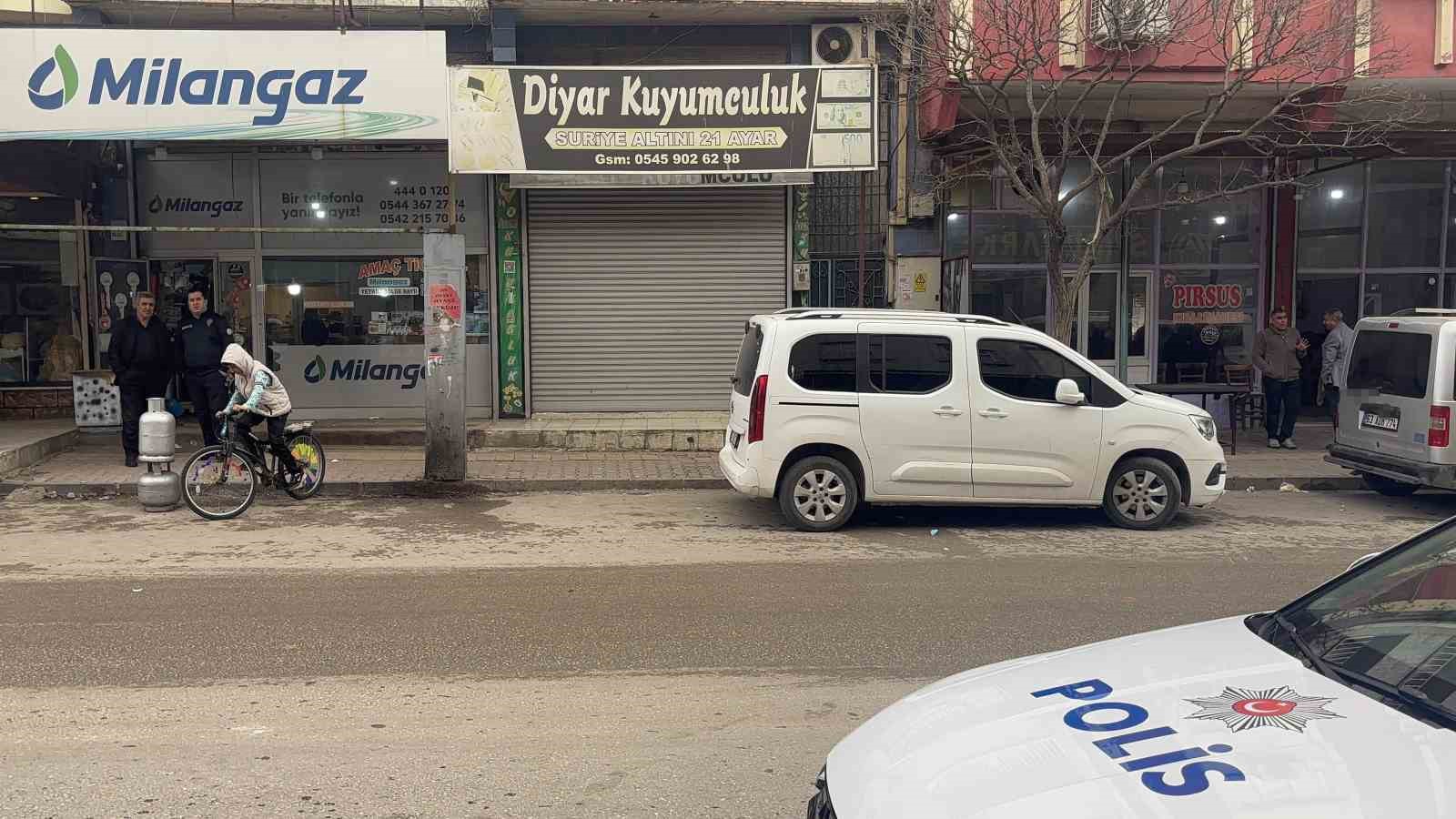 Gaziantep’te silahlı, maskeli ve biber gazlı kuyumcu soygunu: 1 kilo altın çalan 2 soyguncu yakalandı 6 gaziantepte silahli maskeli ve biber gazli kuyumcu soygunu 1 kilo altin calan 2 soyguncu sA3i8WQV
