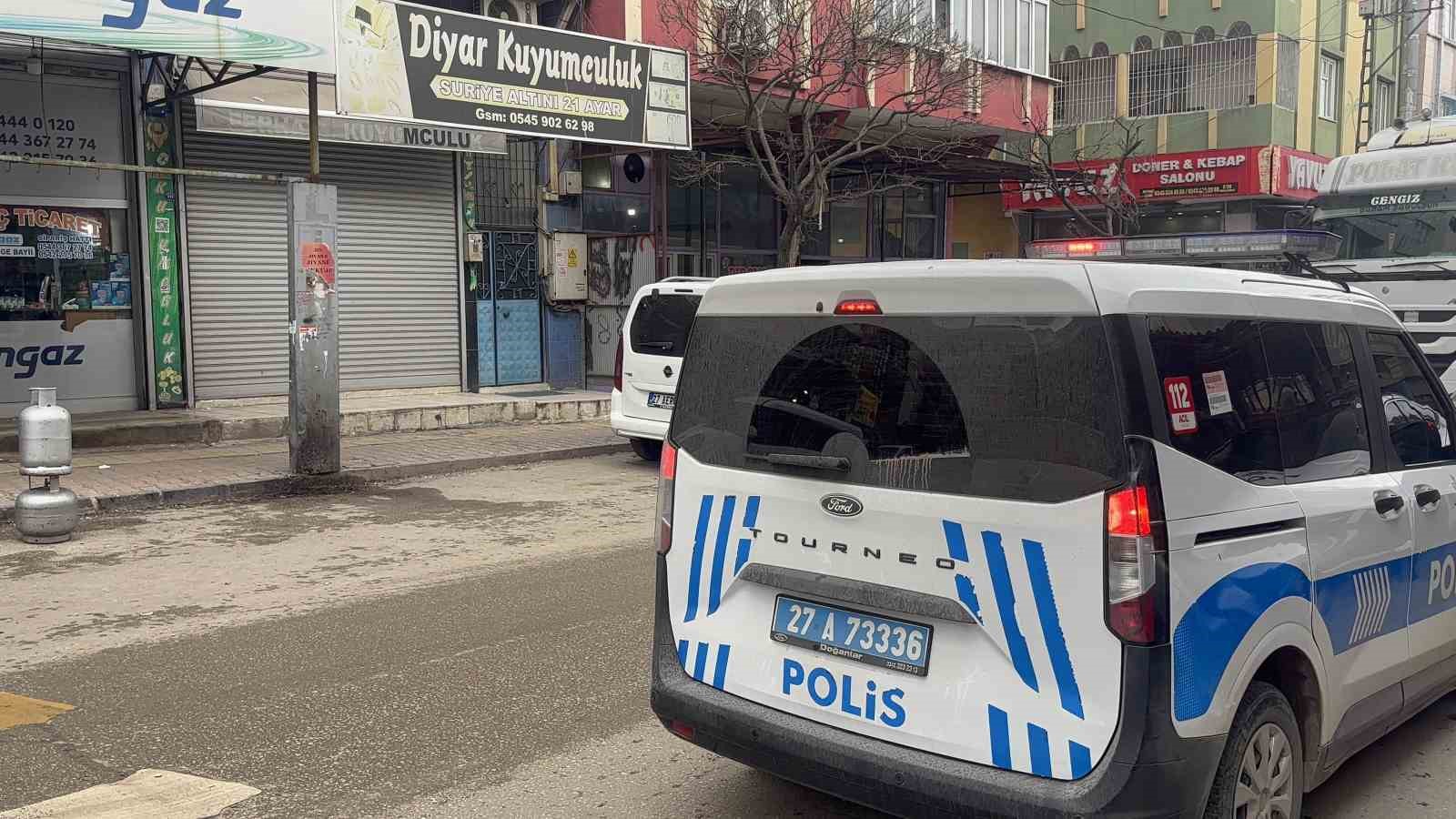 gaziantepte silahli maskeli ve biber gazli kuyumcu soygunu kamerada 3 4kqmrhyE