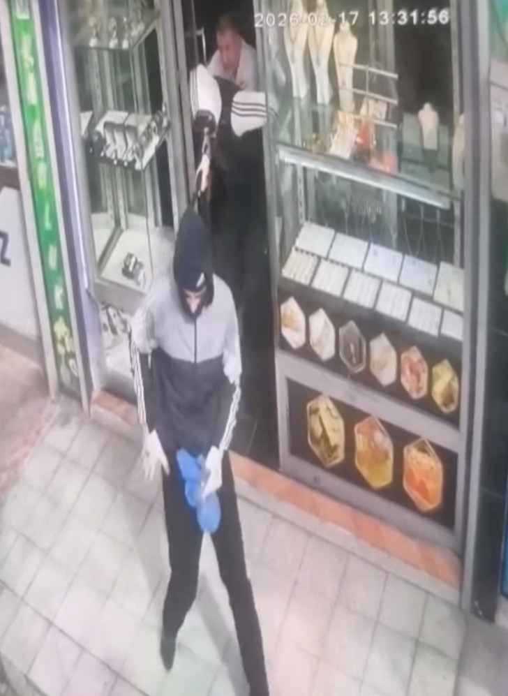 gaziantepte silahli maskeli ve biber gazli kuyumcu soygunu kamerada 4 V8vLCUuW