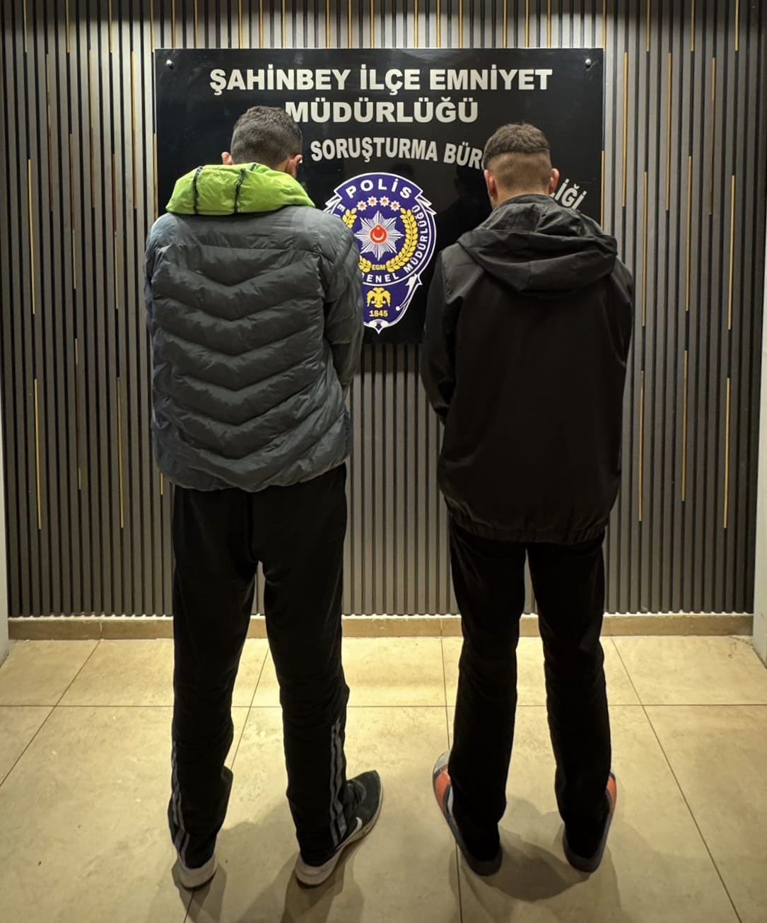 gaziantepte silahli maskeli ve biber gazli kuyumcu soygunu kamerada 8 6XK6rbhy