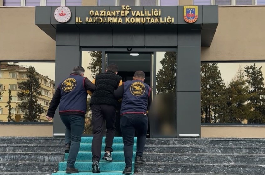 gaziantepte silahli yagma sucundan aranan sahis mutfak dolabinda yakalandi 3 Ty7CKYSu