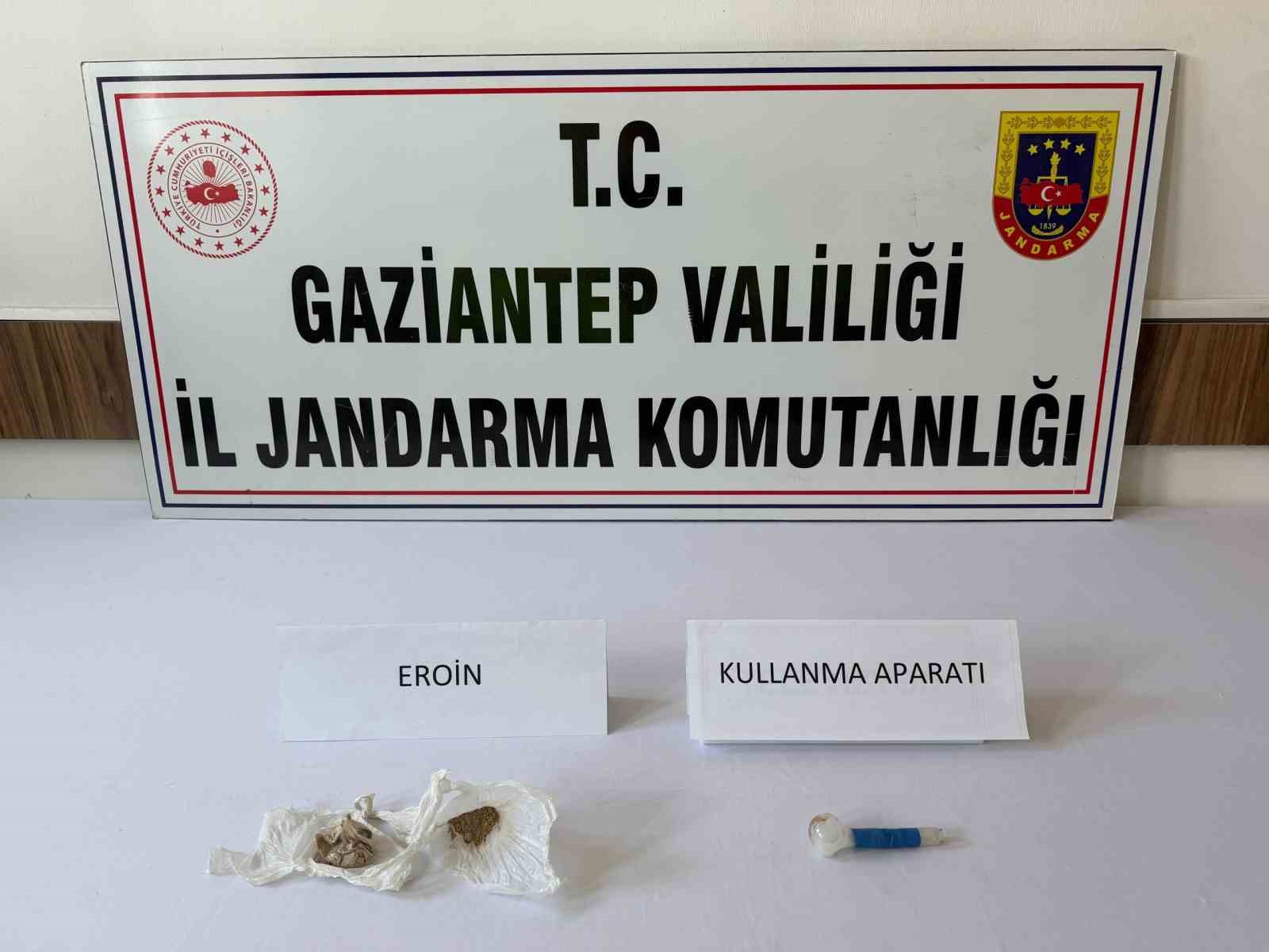 gaziantepte supheli aracta uyusturucu ele gecirildi 3 gozalti 1 IbkbAUJY