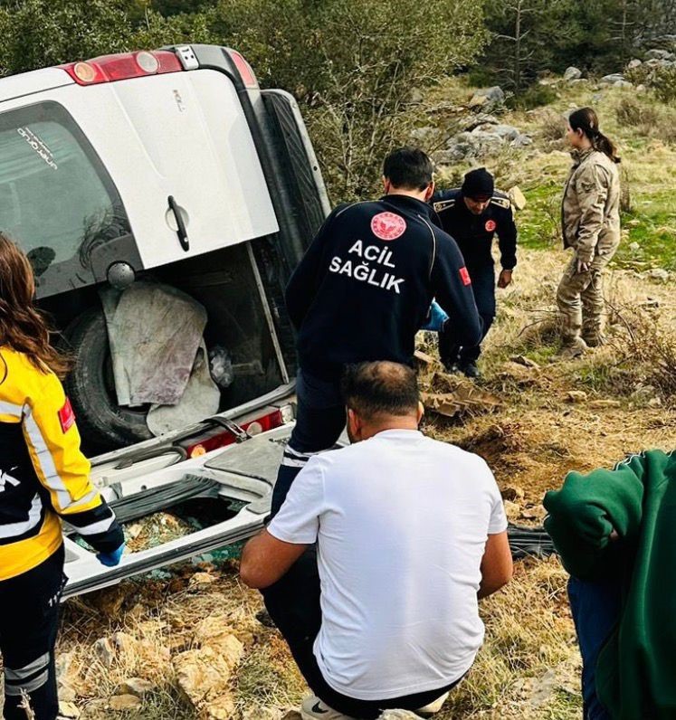 gaziantepte tarim iscilerini tasiyan minibus sarampole uctu 1 olu 3 agir yarali 3 6tuYM1al