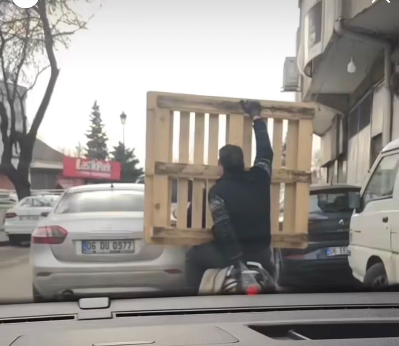 gaziantepte tehlikeli yolculuk motosiklet uzerinde palet tasidi 0 RQY8zf8w
