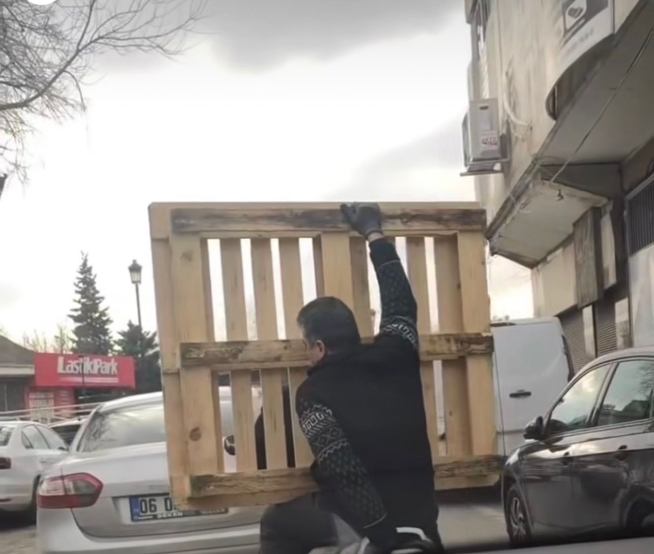 gaziantepte tehlikeli yolculuk motosiklet uzerinde palet tasidi 1