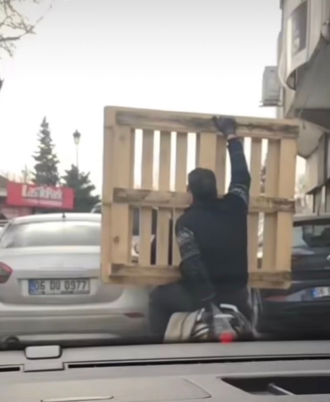 gaziantepte-tehlikeli-yolculuk-motosiklet-uzerinde-palet-tasidi-Her8v9ck.jpg
