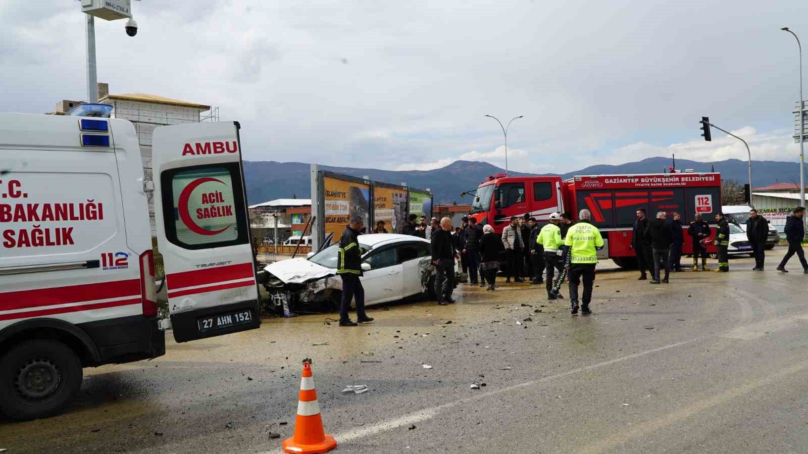 Gaziantep’te tır ile otomobil çarpıştı: 2 yaralı 4 gaziantepte tir ile otomobil carpisti 2 yarali 0 qLFg52MJ