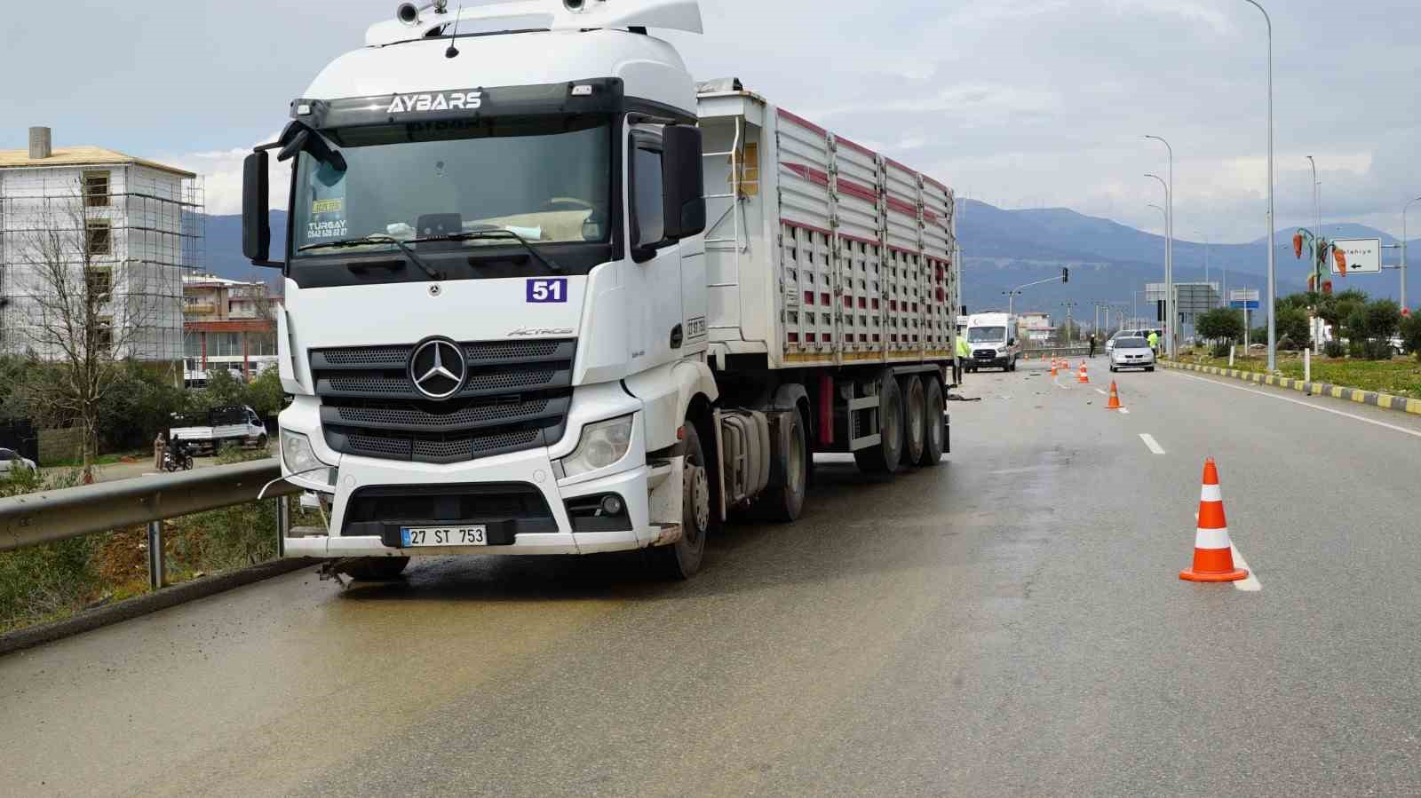 Gaziantep’te tır ile otomobil çarpıştı: 2 yaralı 6 gaziantepte tir ile otomobil carpisti 2 yarali 2 EYGLsl4I