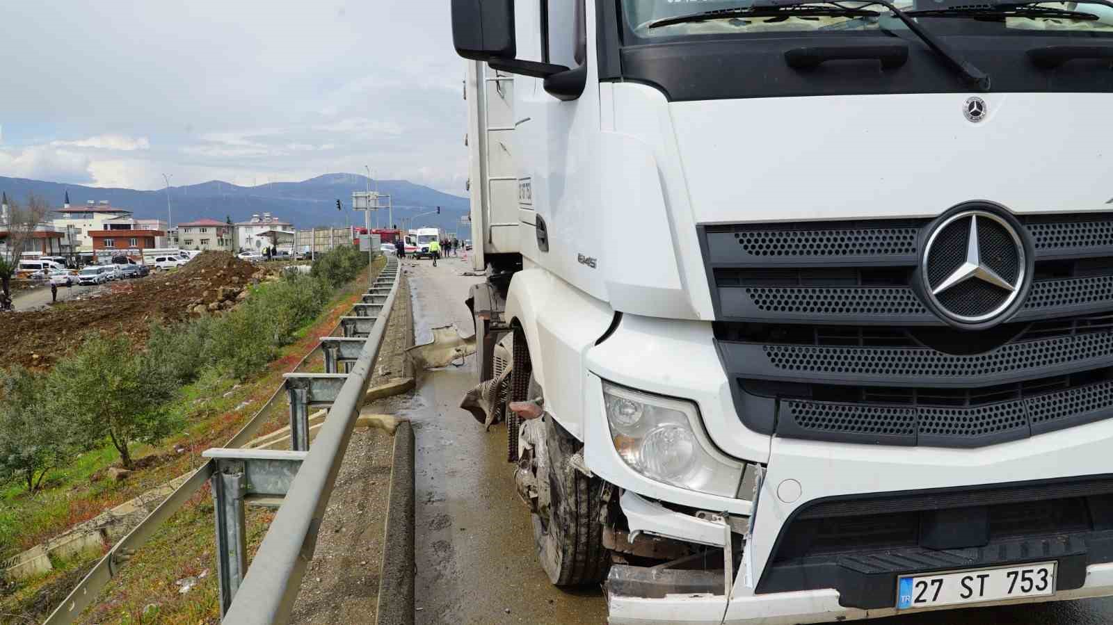 Gaziantep’te tır ile otomobil çarpıştı: 2 yaralı 7 gaziantepte tir ile otomobil carpisti 2 yarali 3 E7QBZCRG