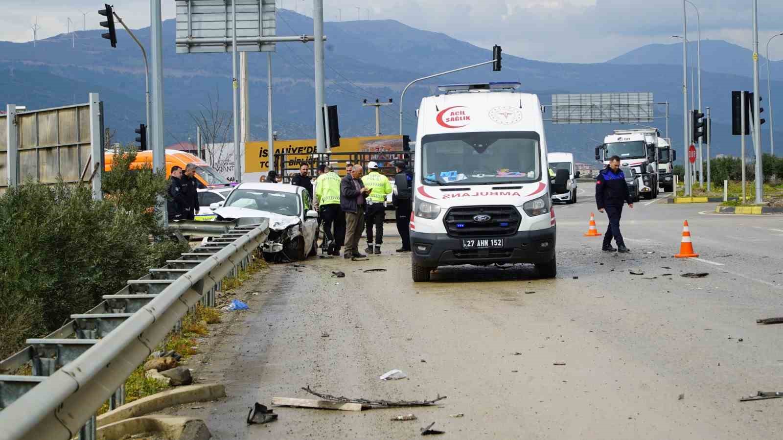 Gaziantep’te tır ile otomobil çarpıştı: 2 yaralı 8 gaziantepte tir ile otomobil carpisti 2 yarali 4