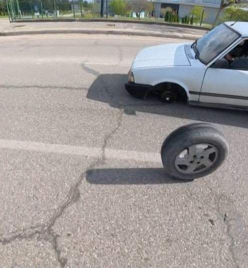 gaziantepte trafikte ilginc goruntu seyir halindeki otomobilin lastigi yerinden cikti 1 GHhdTiM5