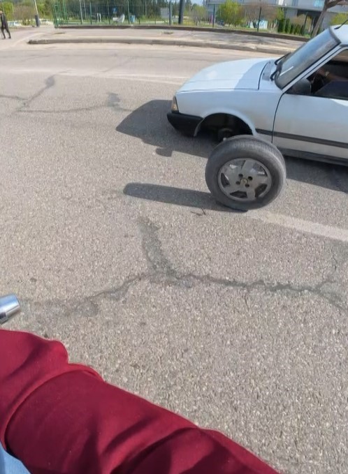 gaziantepte trafikte ilginc goruntu seyir halindeki otomobilin lastigi yerinden cikti 2 MaOBPD6W