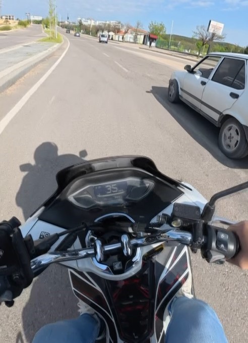 gaziantepte trafikte ilginc goruntu seyir halindeki otomobilin lastigi yerinden cikti 3