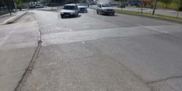 gaziantepte-trafikte-ilginc-goruntu-seyir-halindeki-otomobilin-lastigi-yerinden-cikti-FhwOkI3c.jpg