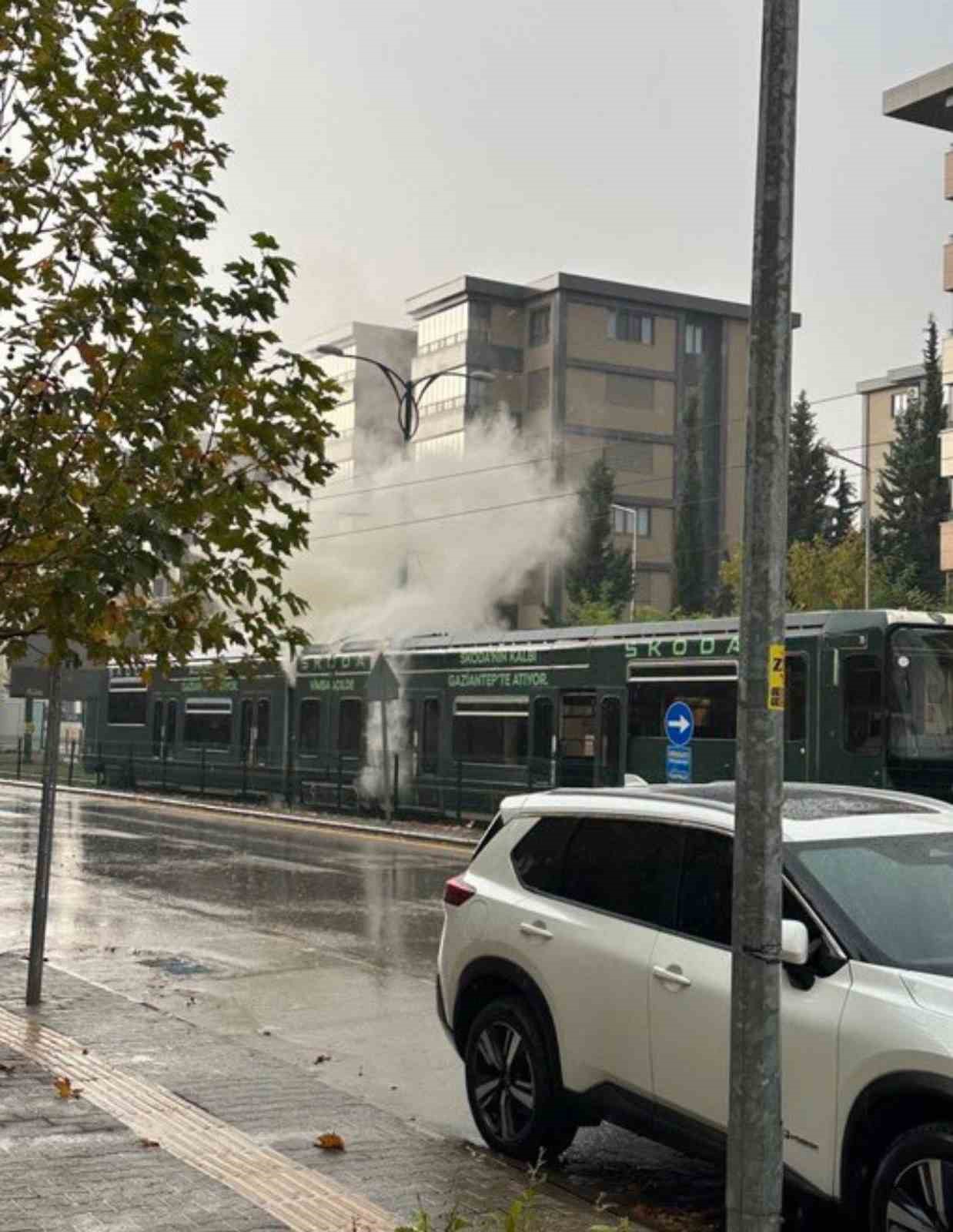 gaziantepte tramvaya yildirim isabet etme ani kamerada 2