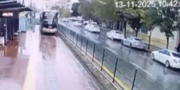 gaziantepte-tramvaya-yildirim-isabet-etme-ani-kamerada-Av6T3Cwe.jpg