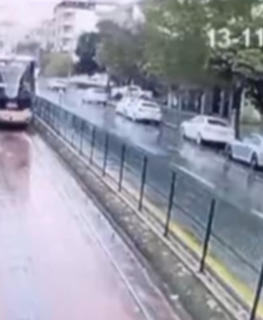 gaziantepte-tramvaya-yildirim-isabet-etme-ani-kamerada-Av6T3Cwe.jpg