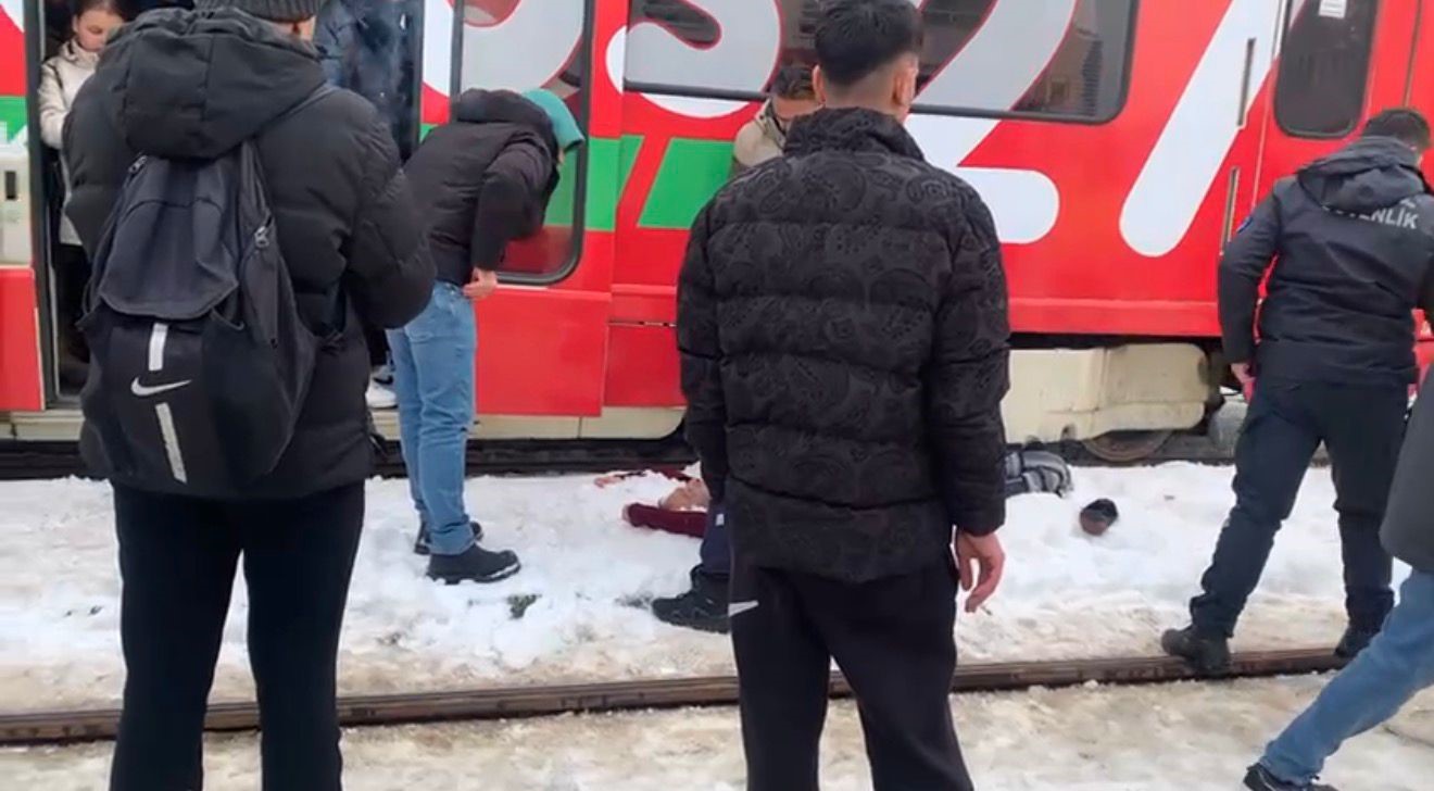 gaziantepte tramvayin carptigi adam yaralandi 1 3dwn8DNg