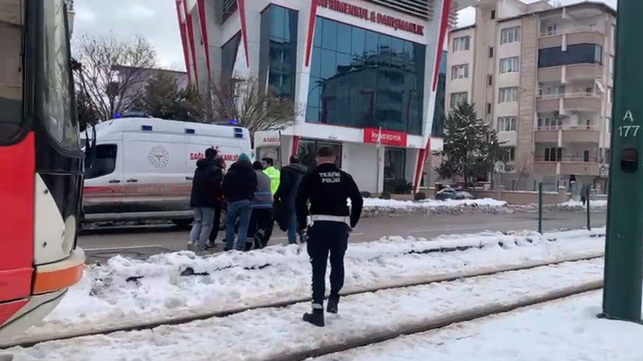 gaziantepte tramvayin carptigi adam yaralandi 2 5XLSR2eU