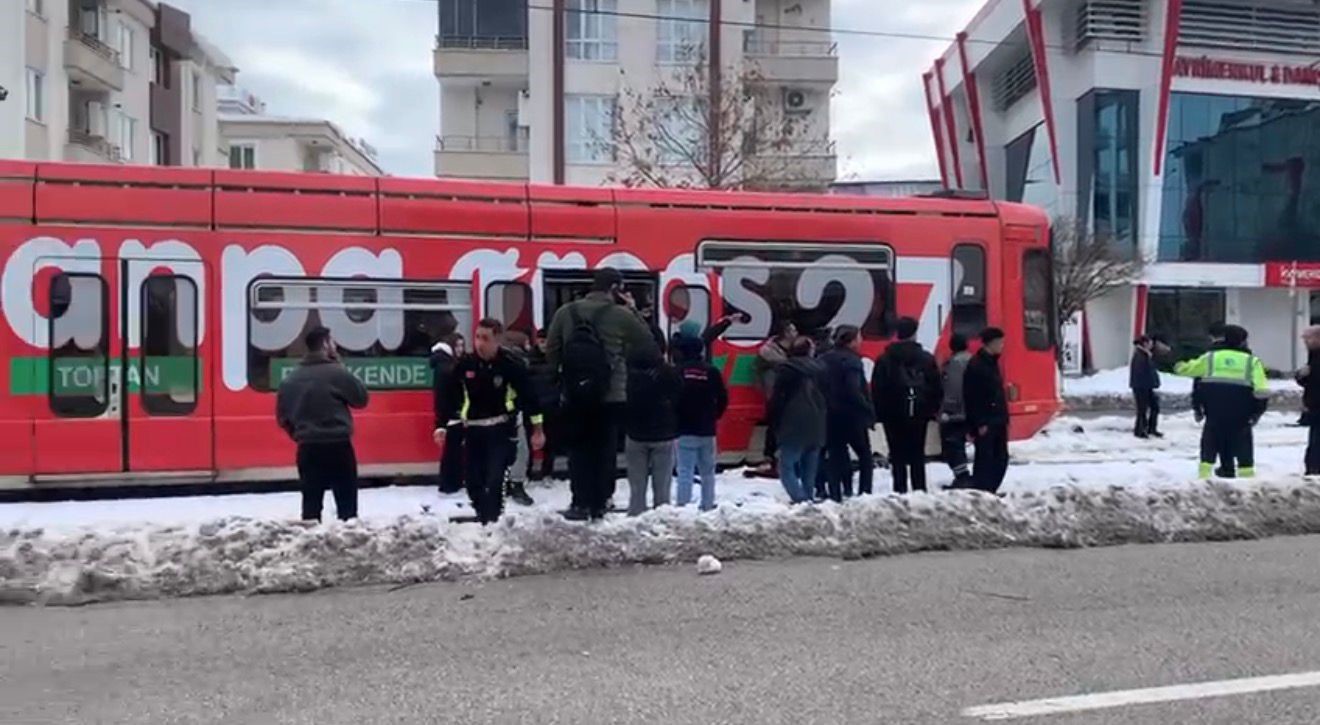 gaziantepte tramvayin carptigi adam yaralandi 3 UtQVPk3z