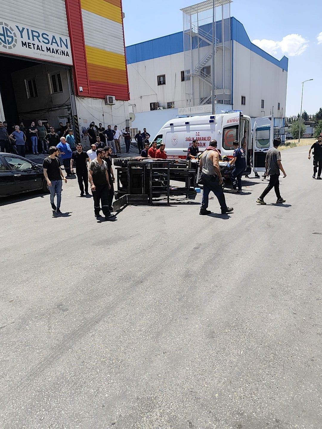 gaziantepte uzerine forklift devrilen genc isci hayatini kaybetti 2 aRpM838c