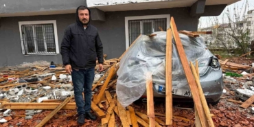 gaziantepte-vatandaslar-hala-sokta-catilar-uctu-araclar-zarar-gordu-evler-hasar-aldi-agaclar-sokuldu-1G9HKRcT.jpg