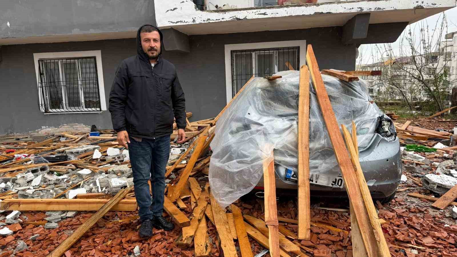 gaziantepte vatandaslar hala sokta catilar uctu araclar zarar gordu evler hasar aldi agaclar sokuldu 83yCtn7Y