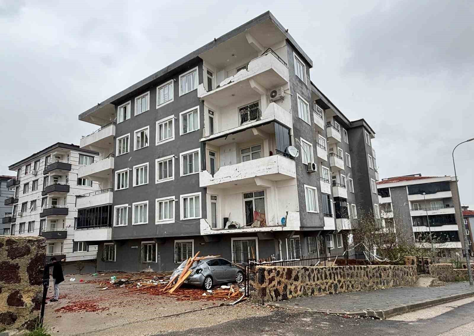 gaziantepte vatandaslar hala sokta catilar uctu araclar zarar gordu evler hasar aldi agaclar sokuldu Ej6RL4hQ