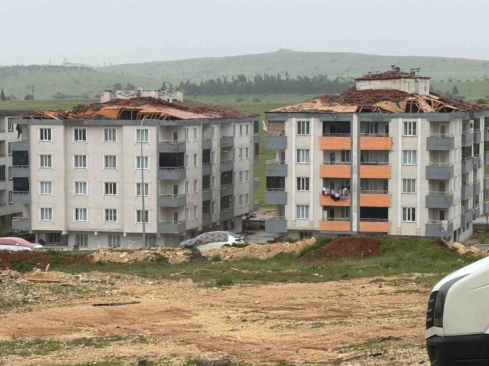 gaziantepte vatandaslar hala sokta catilar uctu araclar zarar gordu evler hasar aldi agaclar sokuldu